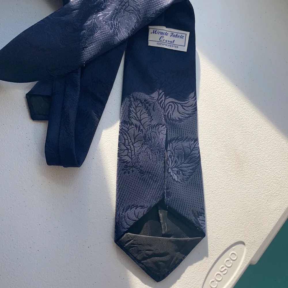 Vintage 90s navy blue with leave pattern tie